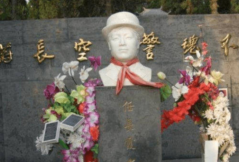 2004年任长霞去世,牺牲多年后仍有群众在其墓前祭拜,怀念英雄_登封