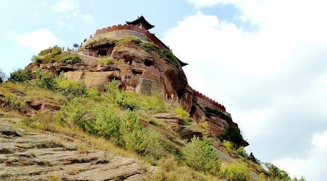 陕西有一个古寨，挖空整座山选址在悬崖上面，兴盛时曾居住有千人