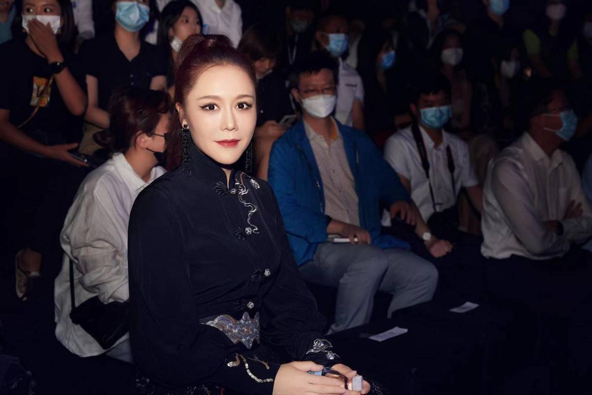 小编在现场采访王菲菲时她说了一段话:时尚与音乐都