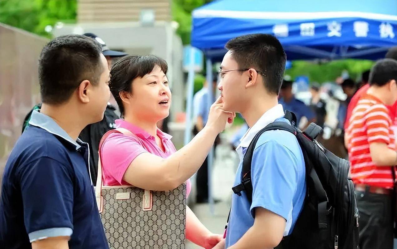 孩子送"家长"上大学,52岁大一新生入学,家长上大学浪费资源?