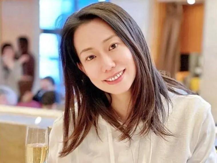 吴辰君在刚出道的时候,就被成龙邀请参加电视剧的拍摄.