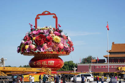 #祝福祖国巨型花篮每朵花重上百公斤#