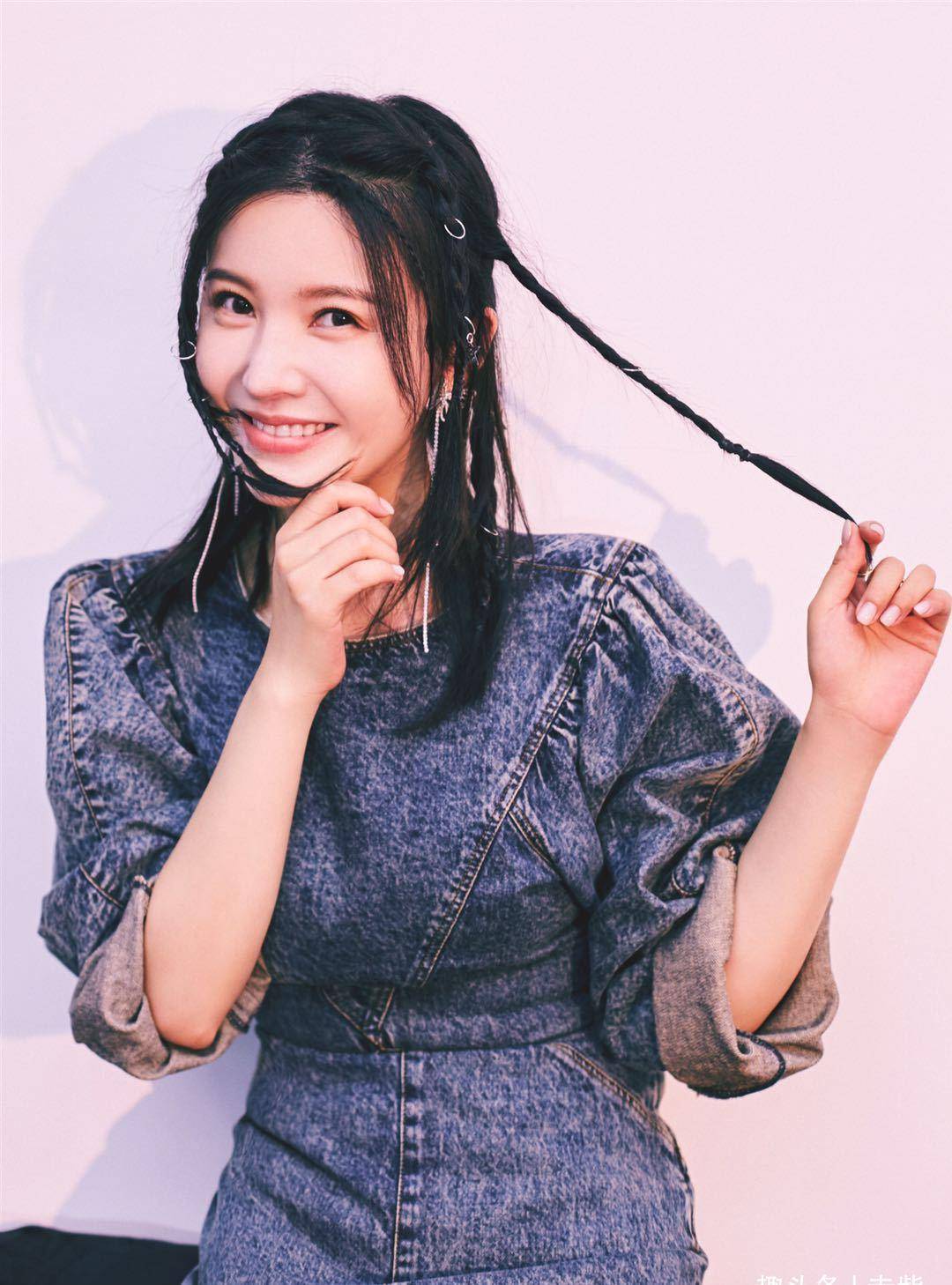 杨子珊身穿牛仔裙搭配脏脏辫,标志性笑容,治愈感满分_的设计_style