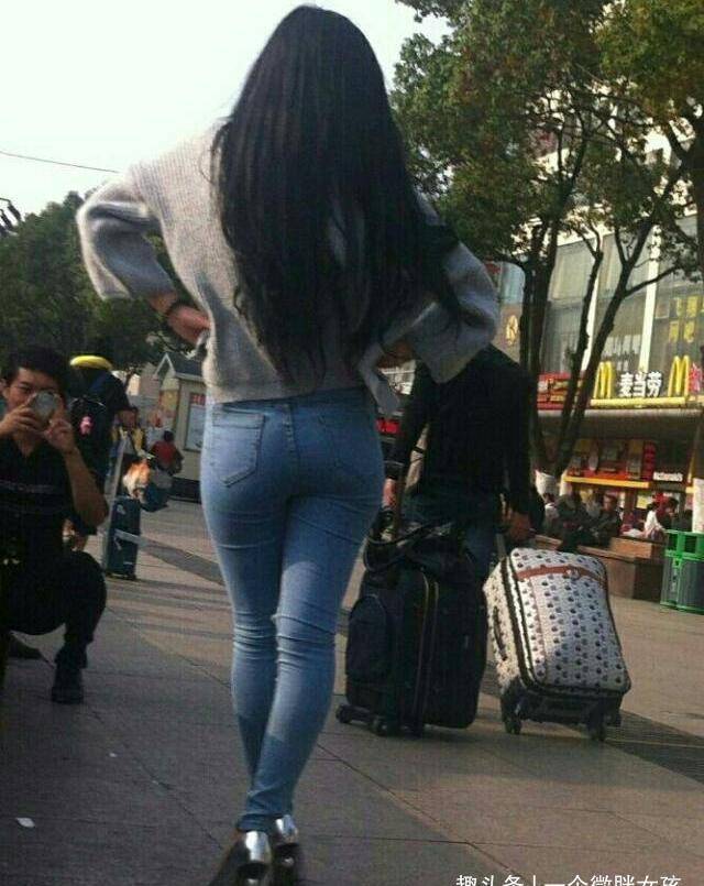 美女穿紧身牛仔裤的背影美妙绝伦,臀型曲线得到了时尚的精美修饰_姐姐