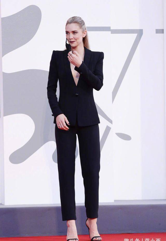 49岁范文芳身材没得挑,西装配短裤秀出"豆腐腿",自信又大方