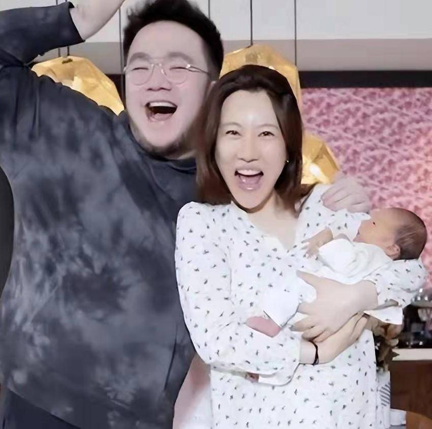 62岁宋丹丹祖孙三代全家福曝光,怀抱小孙子面容和蔼,感觉只有四十多岁