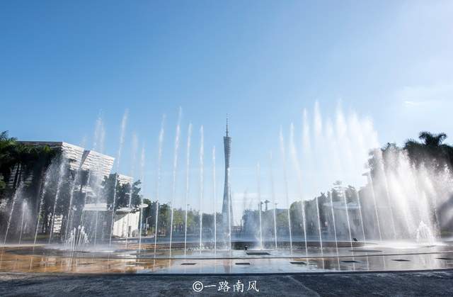 广州GDP第一区，到处都是高楼大厦，市容摩登，公园很好看