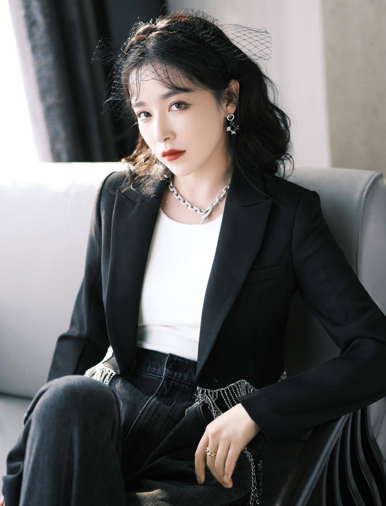 穿黑西装配工装裤又飒又美,这时尚感拿捏真到位_气质_黑色_造型