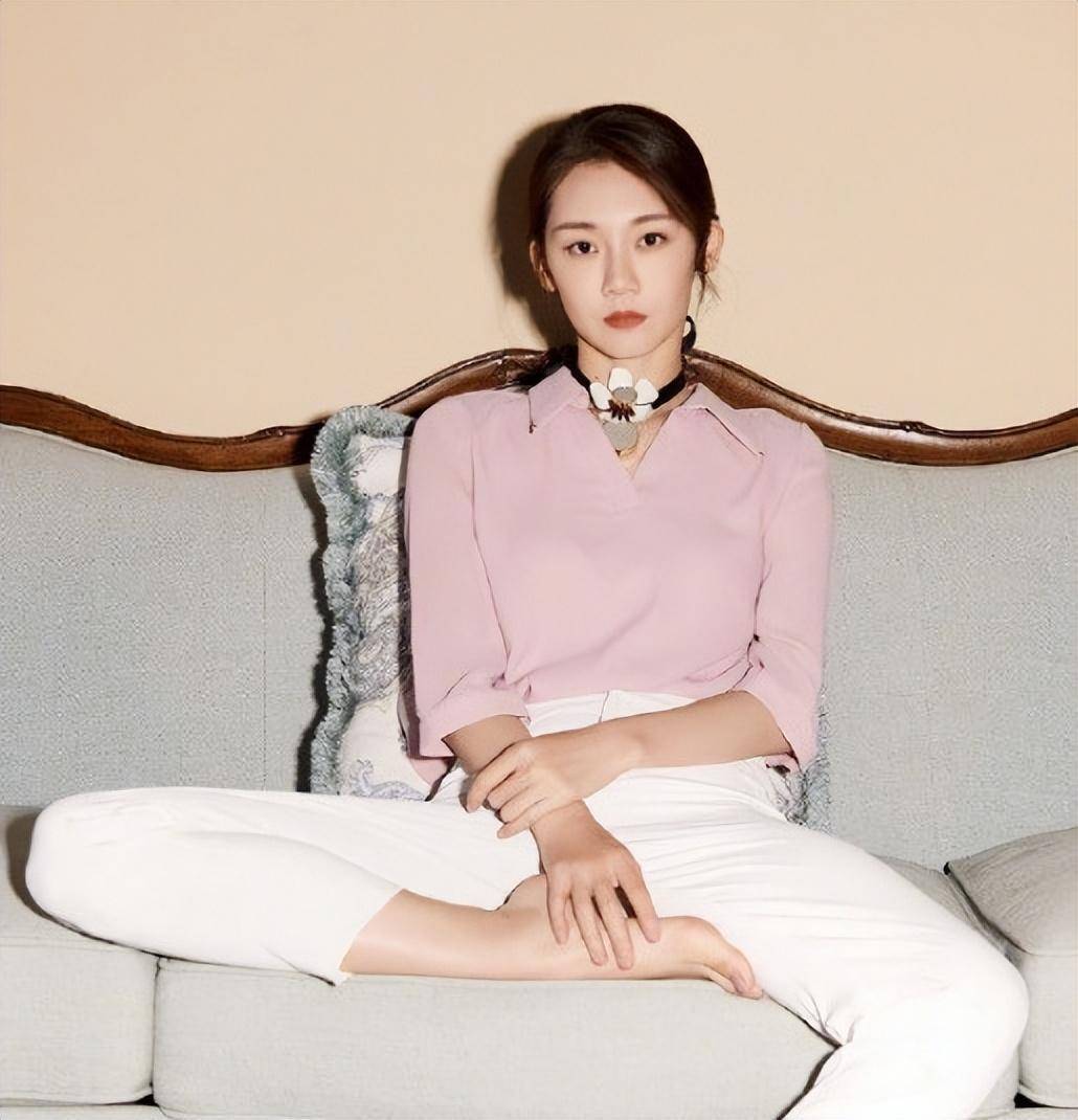 苗苗生完二胎和郑恺现身,穿毛衣配白裤显臃肿,二人风格像反季节_粉色