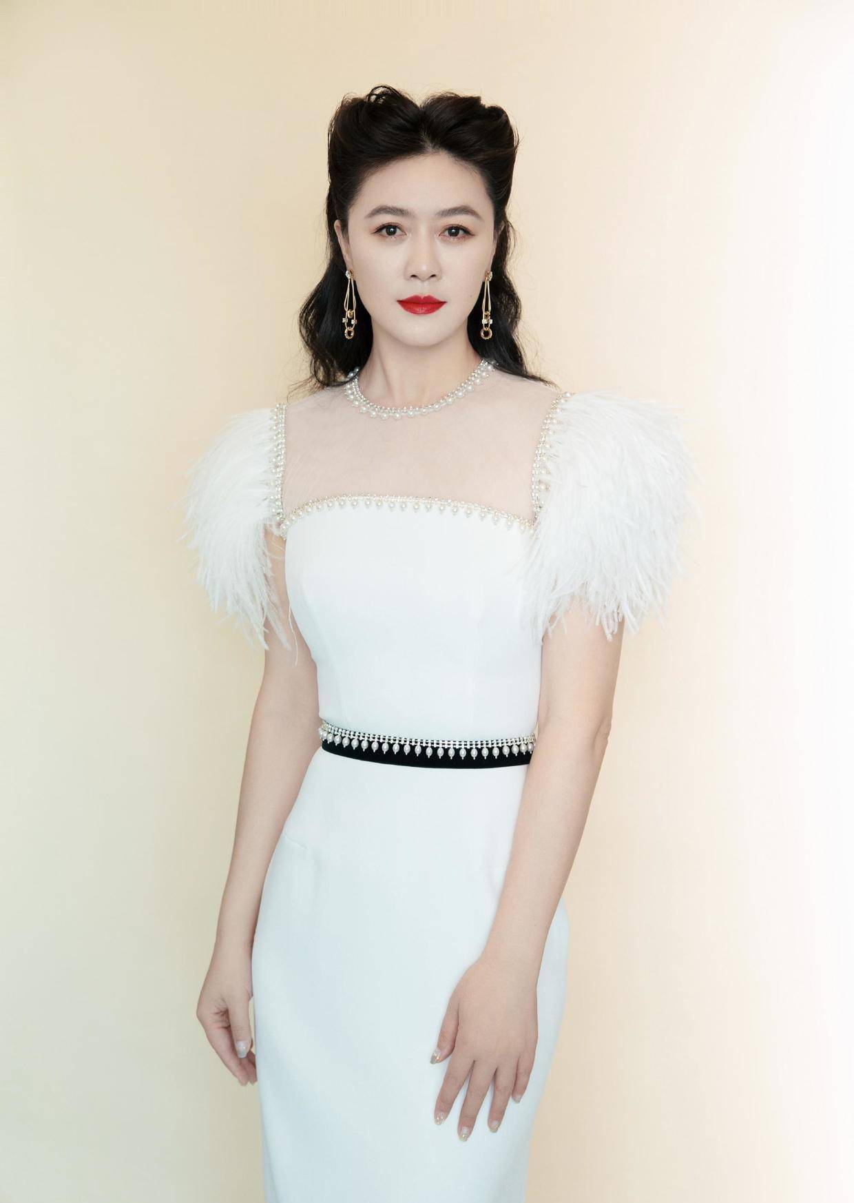 田海蓉身材保持真好,穿横条纹紧身裙优雅大方,是45岁该有的模样