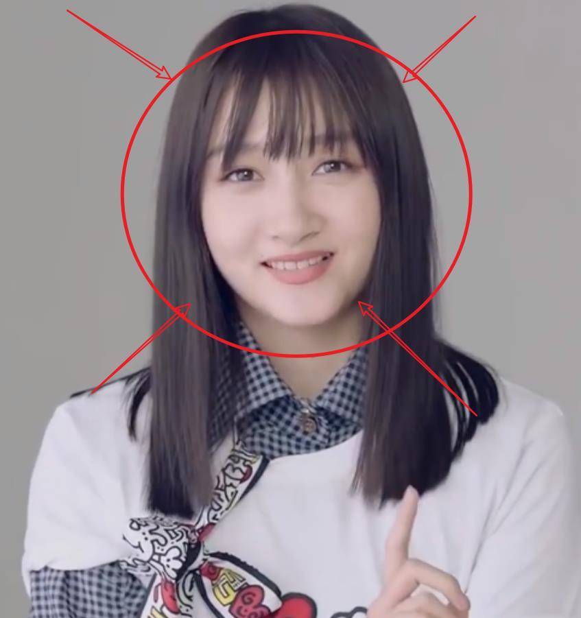 特别是关晓彤笑起来的时候,两边的圆脸失去了头发的掩护,她的脸型完全