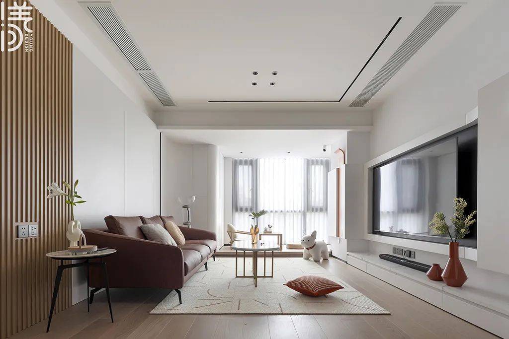 客厅简约大方的硬装空间基础,在天花上装上无主灯与中央空调,简洁