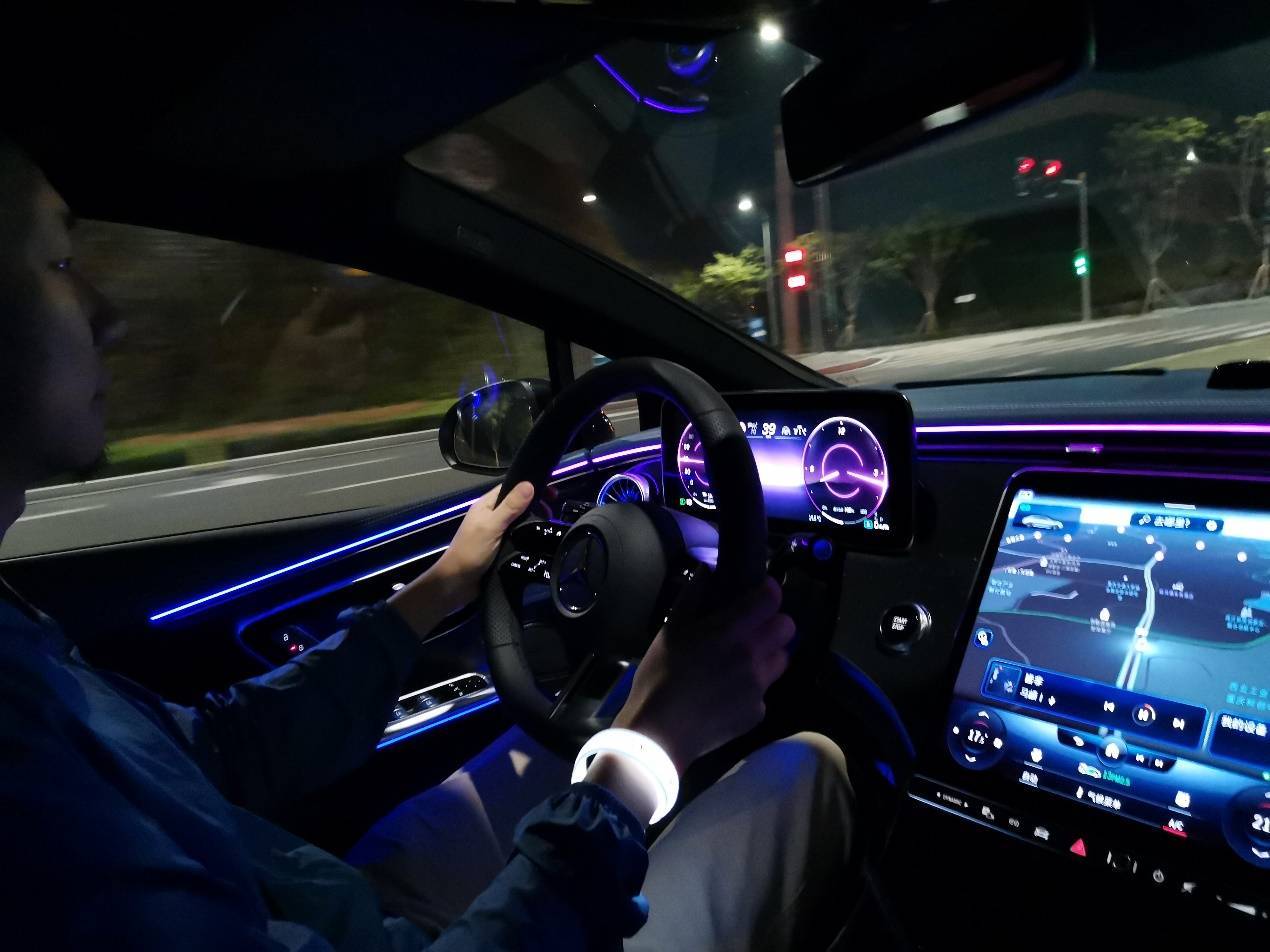 深夜试驾奔驰eqe,智能能量回收最让我惊喜