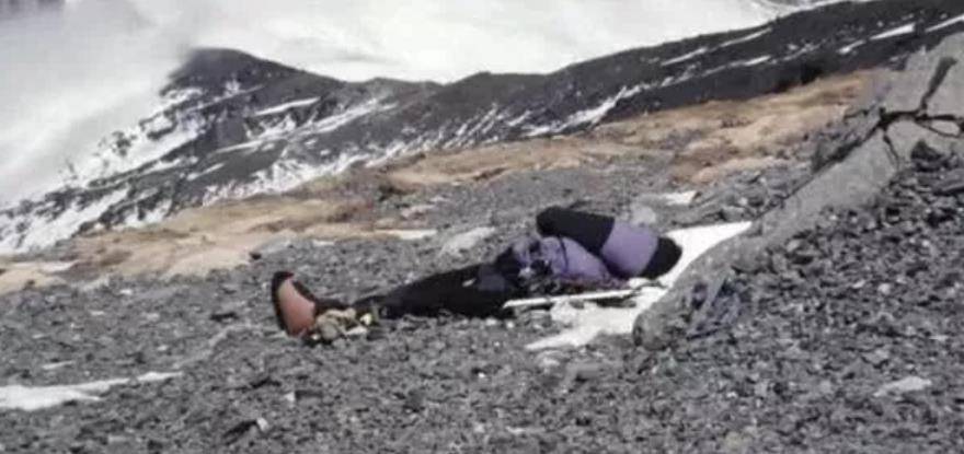 “睡美人”在珠峰躺了9年，百人路过无视，唯独他做了件“傻事”