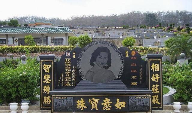 白光与颜良龙之墓在白光余下的30年里,都是颜良龙一直陪伴在他身边,为