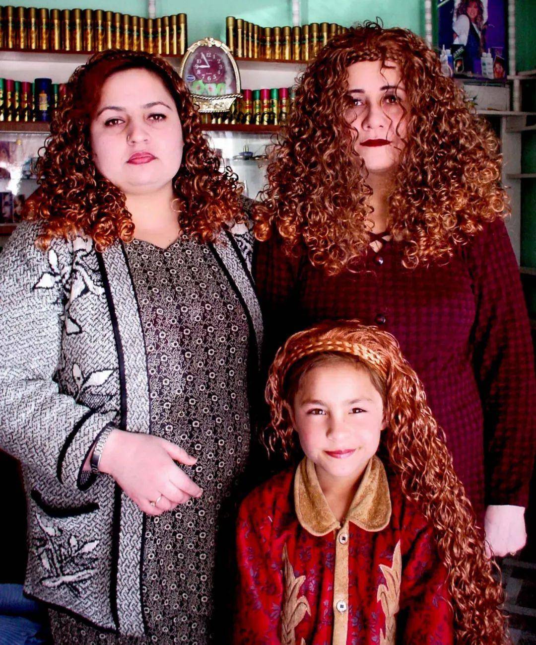 2003年2月,在阿富汗第一次拍摄的理发店的一家人.