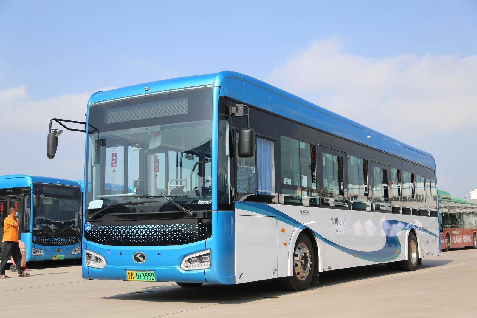 银川600辆新能源公交车上路了 车内均安装usb充电口可满足乘客充电