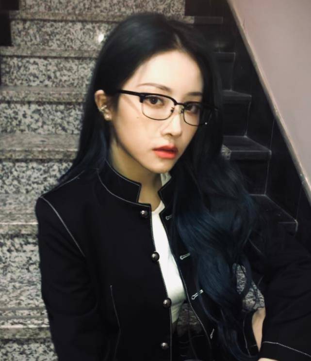 有种"整容"叫喻言戴眼镜,本以为很有违和感,哪知真人a到爆_样子_白色