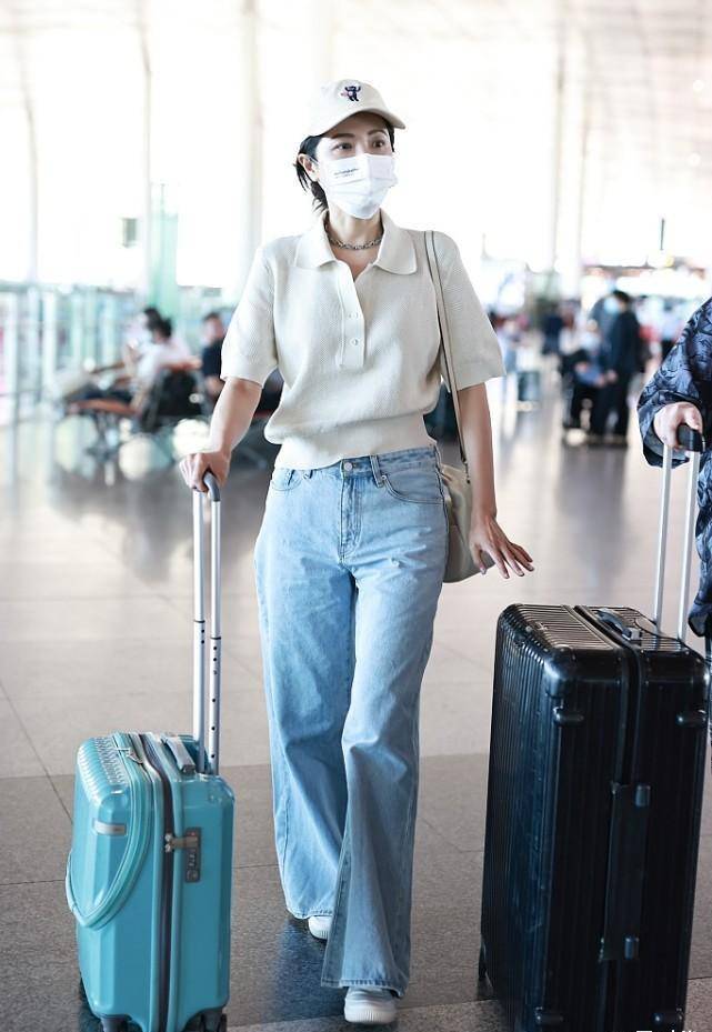 45岁曾黎学年轻女孩穿搭,polo衫 牛仔裤减龄时尚,哪像年近半百_polo