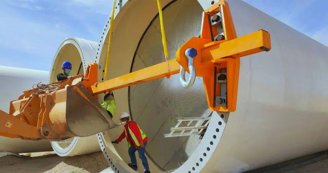 建功新时代丨新疆立新能源若羌县50兆瓦风电项目首段塔筒吊装顺利完成