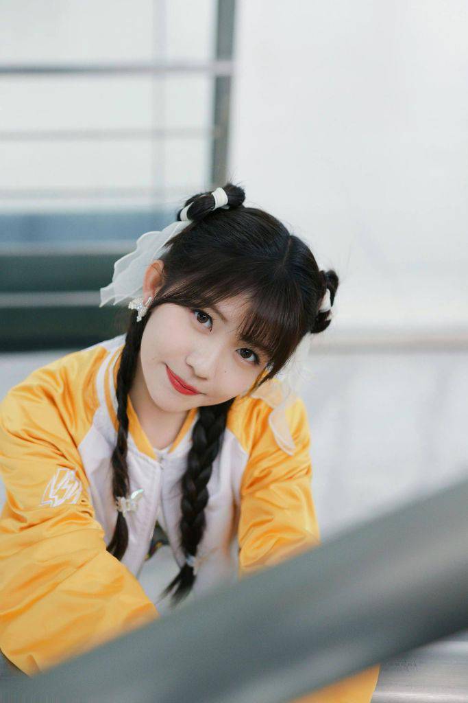 赖美云《哔哩哔哩向前冲》造型写真释出 扎双马尾麻花辫甜美减龄