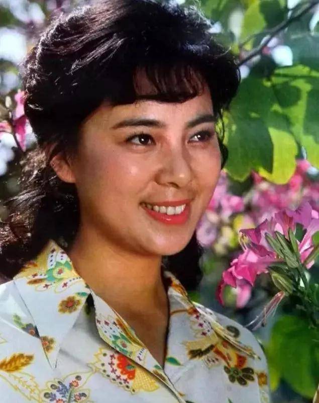 老照片:1982年的挂历,12位女明星魅力历久弥新_影片_韩月乔_程晓英