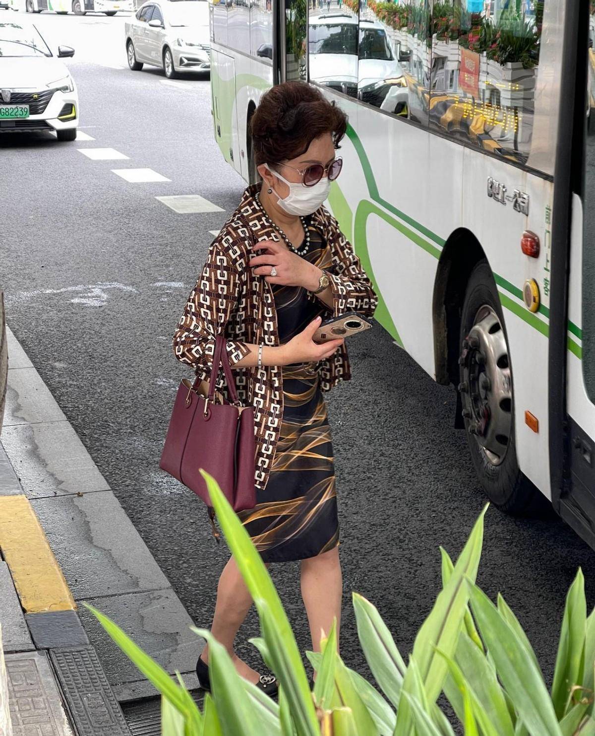 街头的老奶奶也太会穿了,打扮精致时髦,洋气不输国外老太太