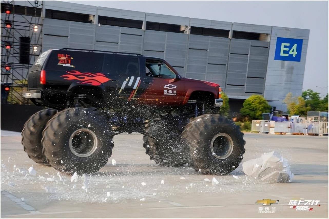 大脚怪,源自美国泥地卡车拖拽比赛的特殊改装车型,配备强悍的雪佛兰v8