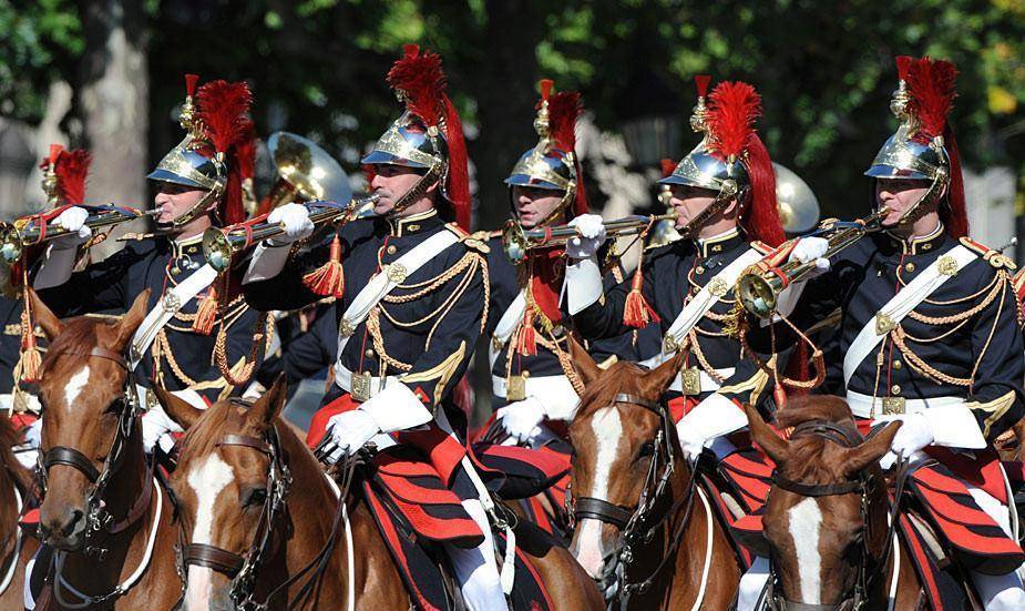 实拍法国阅兵式:消防员和工兵齐上阵,肩扛战斧的士兵