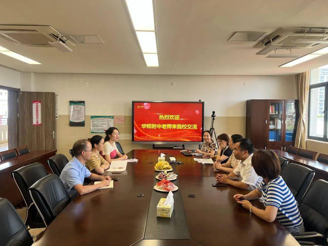 三位老师刚到国华,国华纪念中学督学黄晨曦主任,蒋洪涛副校长,尹春霞