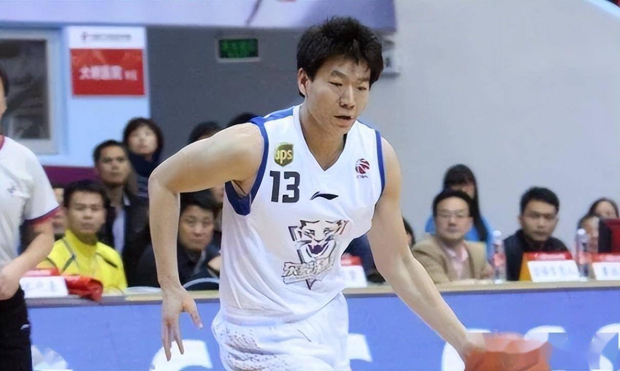 而在国家男篮解散后,邱彪也没有回到深圳.