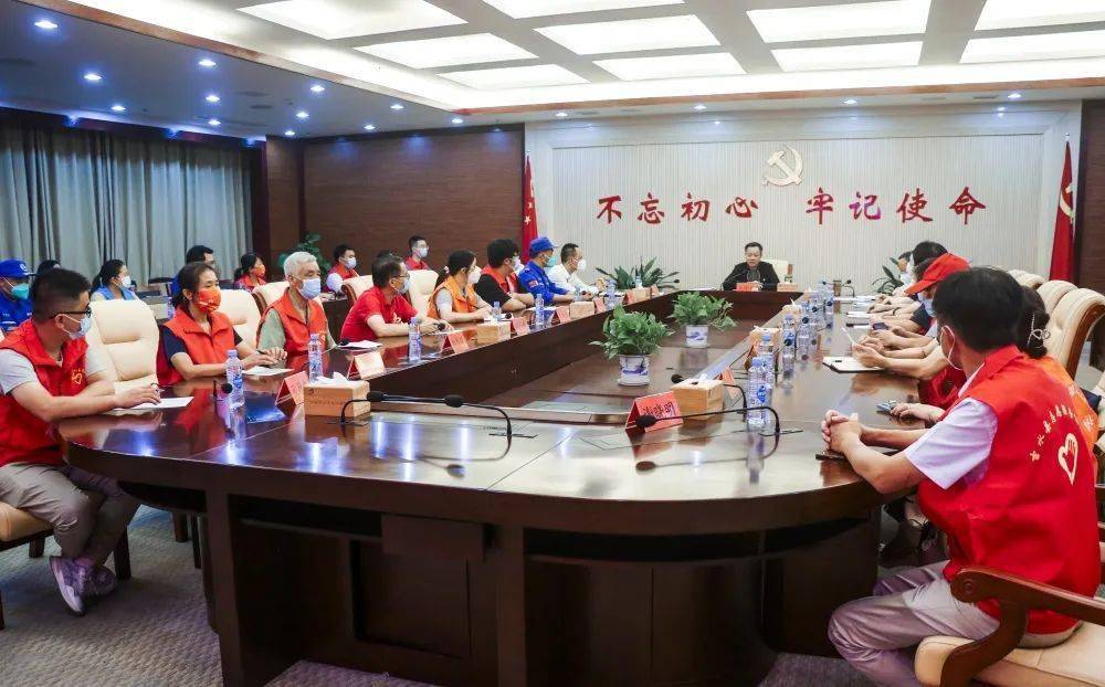 肖梓才指出——城市因为志愿者而美丽.