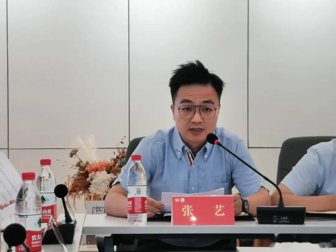 9月23日下午,椒江区洪家街道组织召开民生议事堂"聚焦商贸引领 同心