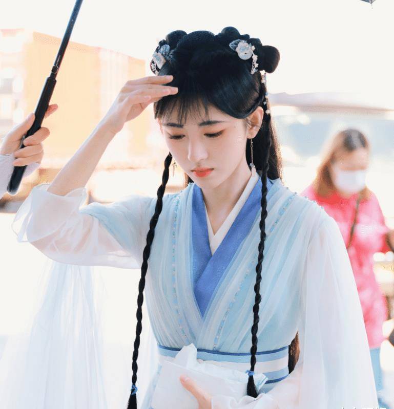 鞠婧祎红衣造型路透，换了造型变化大，再也不说她像网红了_花戎_风格_问题