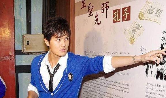 这时,潘沿美一人孤独地站在门口,呆呆地望着漆黑的天空,听着室外一声