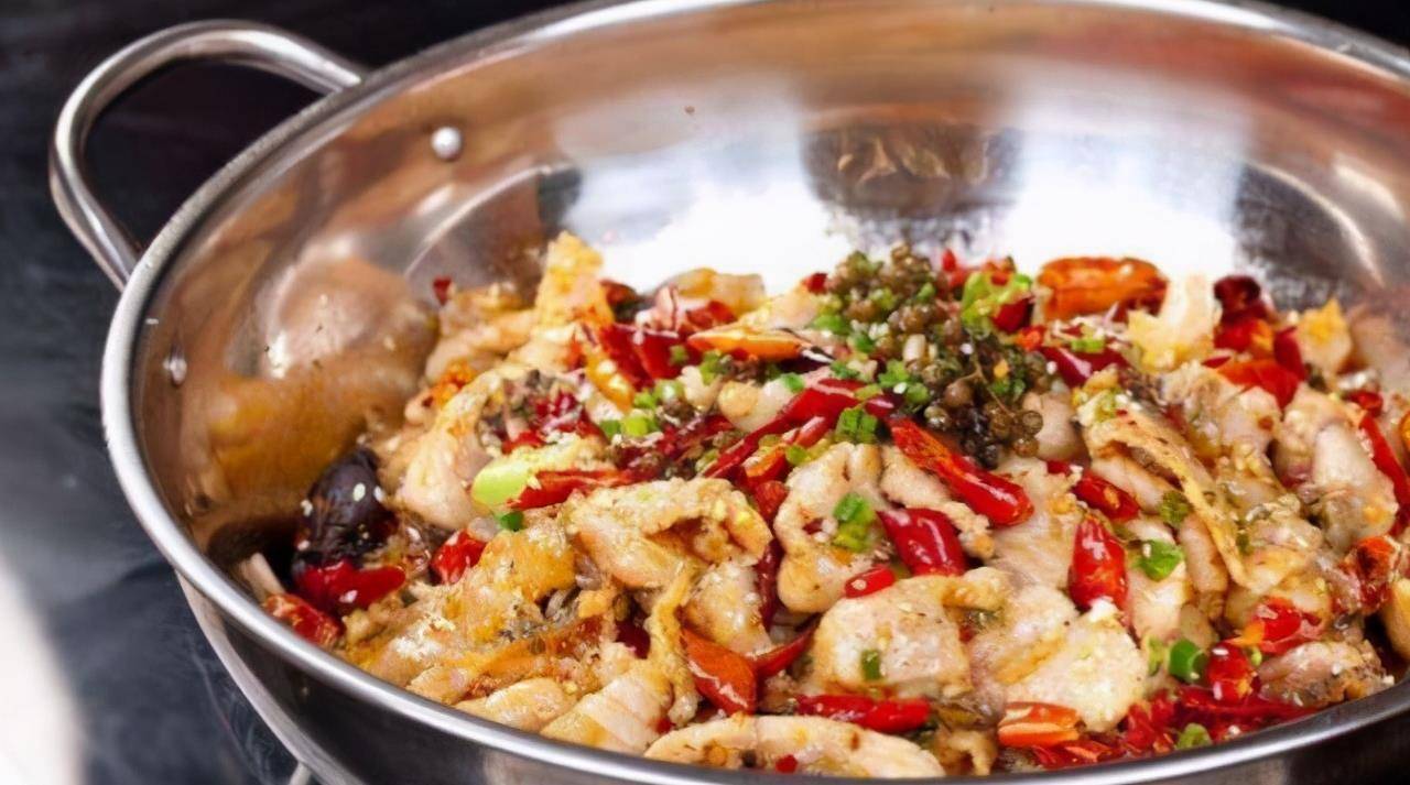 干锅黑鱼材料:黑鱼一条,藕1节,红椒,柿子椒,食盐,姜,蒜,八角,花椒