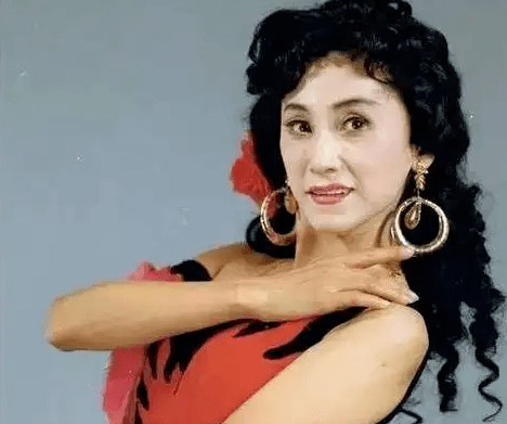 舞蹈家陈爱莲老师,有一张中庭较长的脸,年轻时是会被人觉得"成熟"的