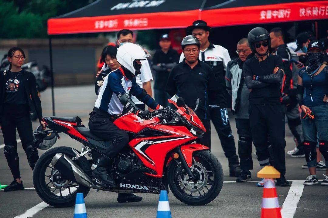 如何在安驾训练中体验cbr400r的激情乐趣 搜狐汽车 搜狐网