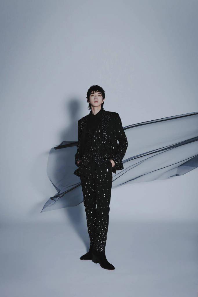 华晨宇出道九周年音乐会造型写真释出 黑衣王子高冷帅气有型_华晨宇