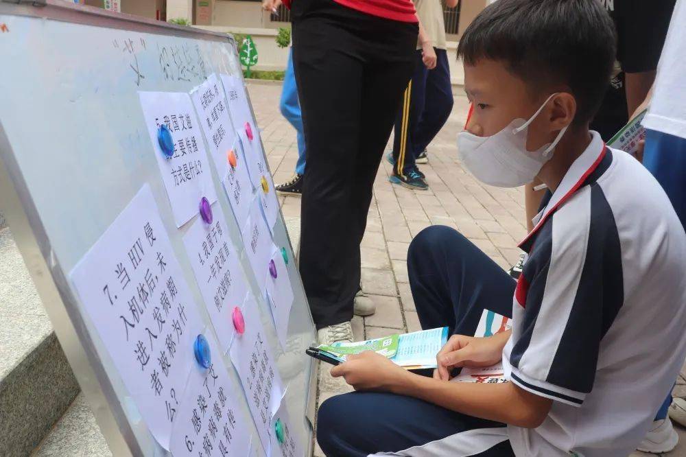 享无艾人生"惠东县艾滋病防治宣传教育进校园主题游园会在飞鹅中学