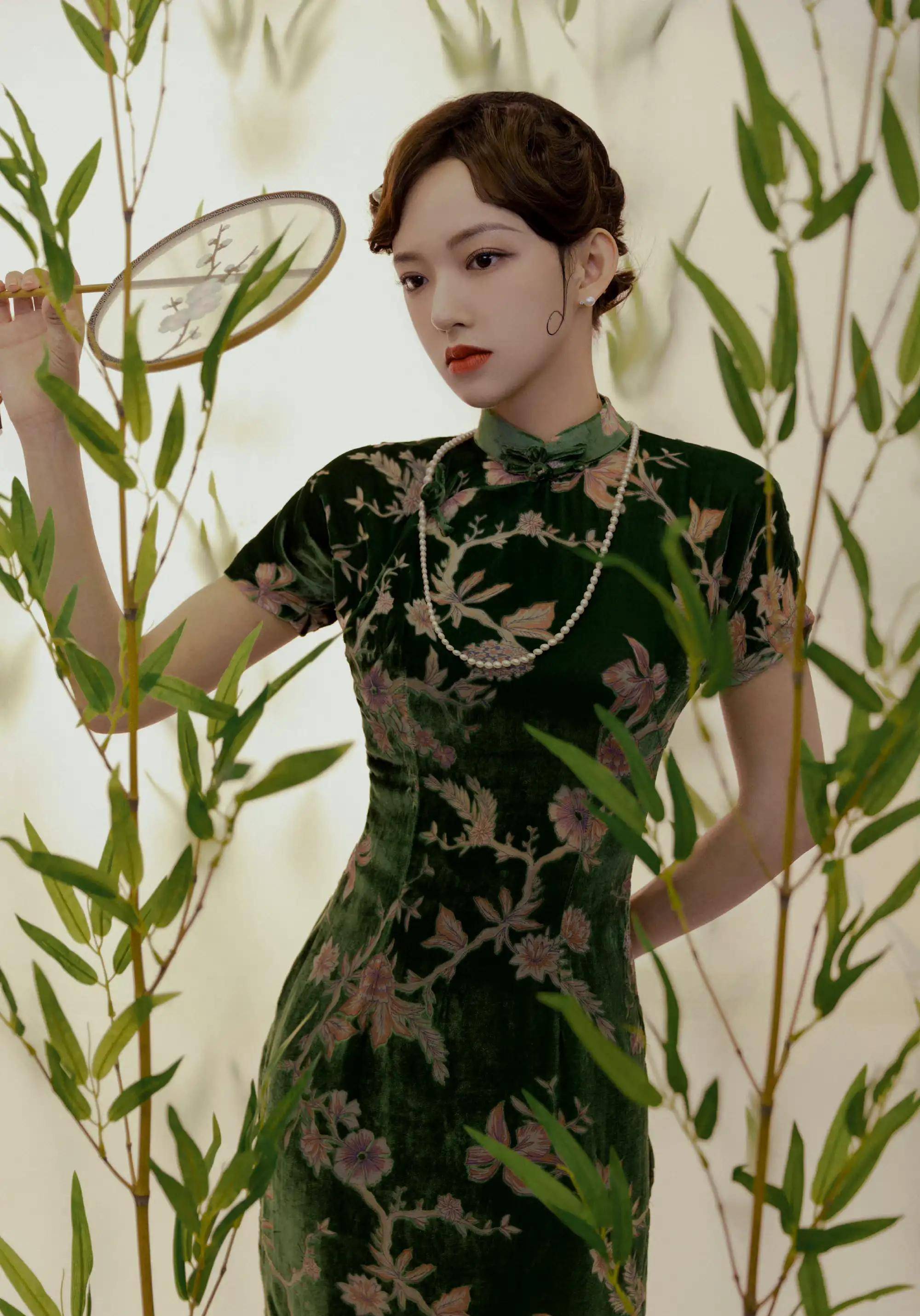 程潇蒙面舞王绿旗袍古色古香_漂亮_丝绒_水润润