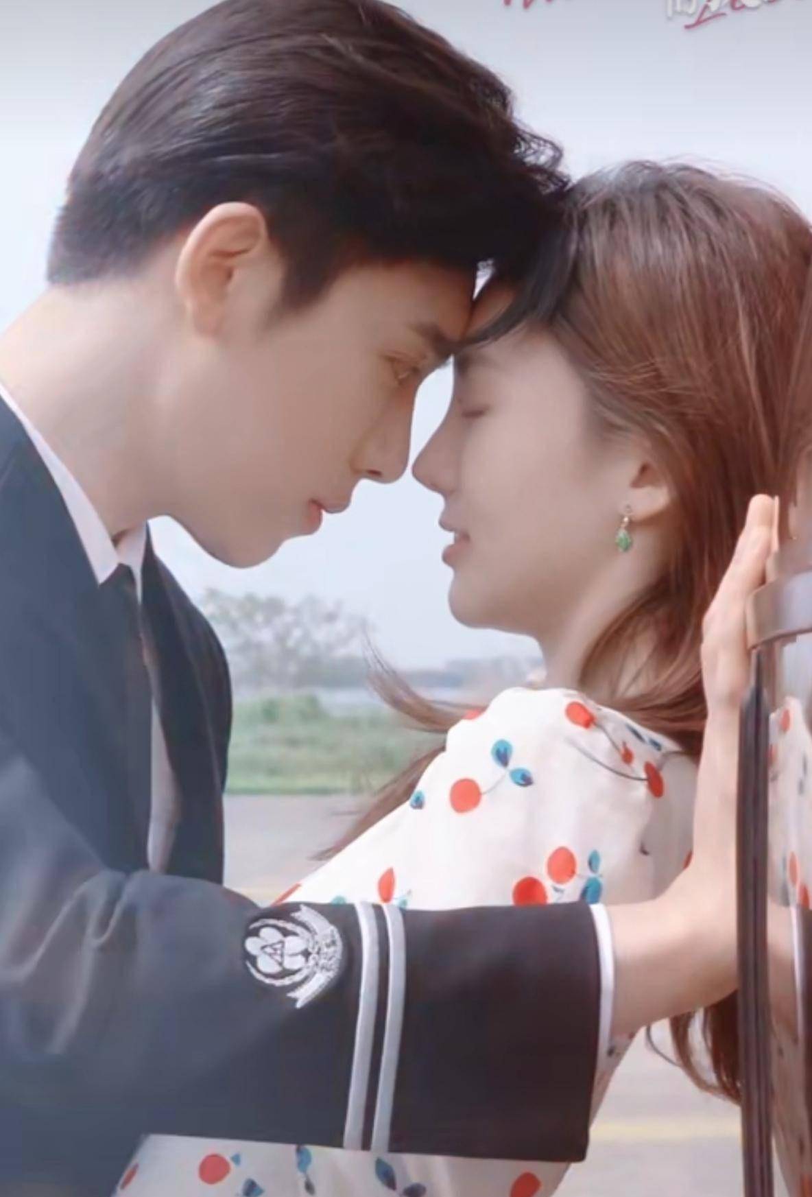 沙滩上贴身甜蜜拥吻,搂脖摸脸暧昧十足_王安宇_王子异_白菜