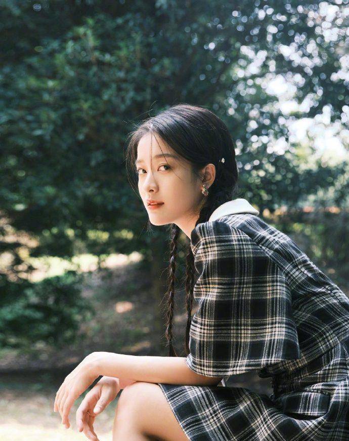 张雪迎黑色格纹裙搭配双麻花辫,变身森系氧气美少女,沁人心脾_气质