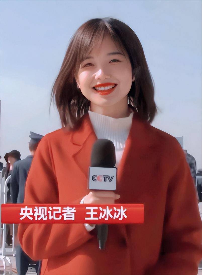2016年被调进央视担任记者工作,而随着几年后的一副采访画面,王冰冰