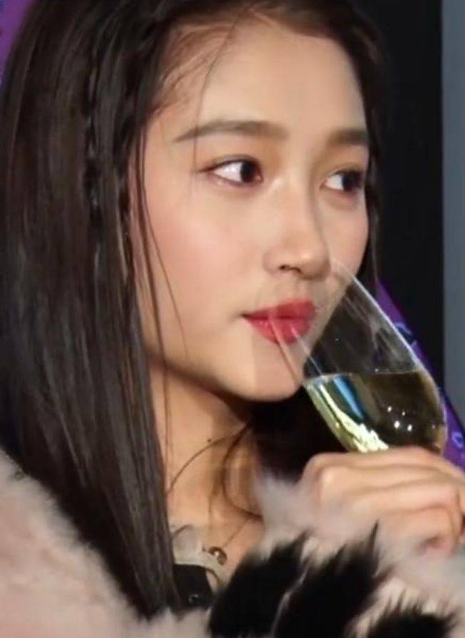 关晓彤喝酒真能"装"?