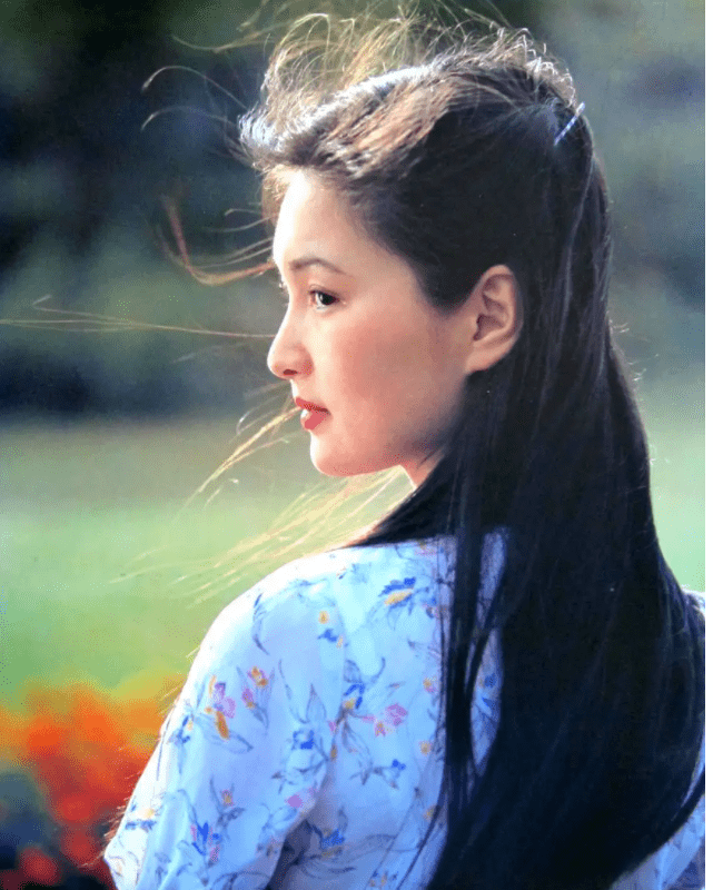 1987年,32岁的殷亭如与黄颖恒在美国领证结婚,婚后丈夫为给妻子更好的
