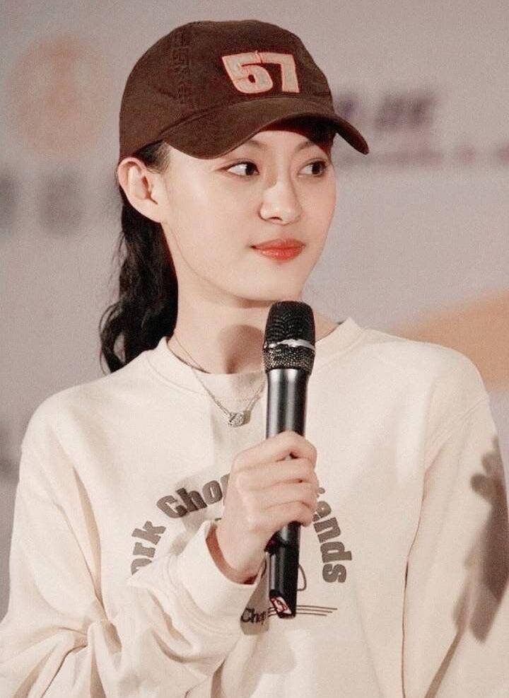 孙俪早期的长款发型,就美的相识初恋女神的模样,印花的米白色的卫衣