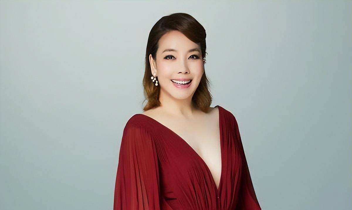 歌手辛晓琪:情路坎坷,与初恋丈夫离婚后,现在与小20岁男友恋爱_年龄