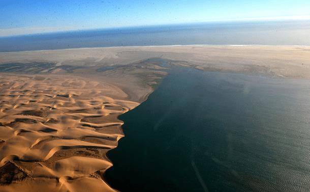 沙漠从来不下雨？一天下完9年降水量，游客：走啊去沙漠看海！