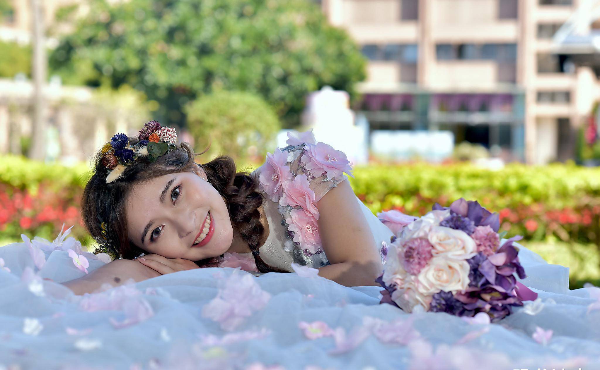 穿婚纱的美女模特,灿烂的笑容,甜美的脸蛋,格外清新靓丽_漂亮_美貌